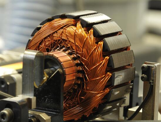 单相电机怎样正反转，单相电机正反转的方法及原理